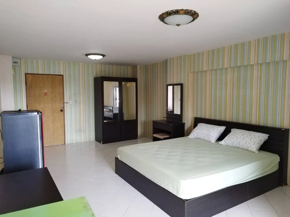 For rent: Champs Elysees Tiwanon, ready to move in, spacious and comfortable, affordable price. Hurry and book now before it's too late.