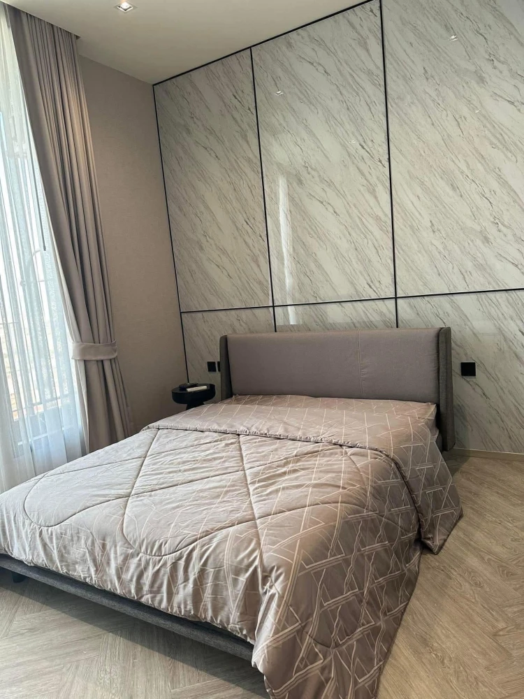 Chapter Charoennakhon-Riverside for rent, a lovely room with a theme-controlled decor and a well-built headboard. Reserve now!