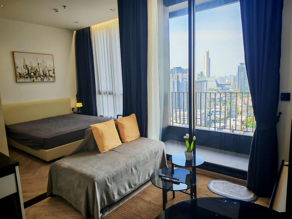 For rent: Chapter Charoennakhon-Riverside, very high floor unit with stunning Chao Phraya River views from both bedroom and living room. Book now!