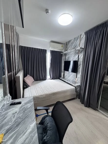 For rent: Chapter One Eco Ratchada-Huai Khwang, corner unit offering privacy, great location, fully furnished. Book now!