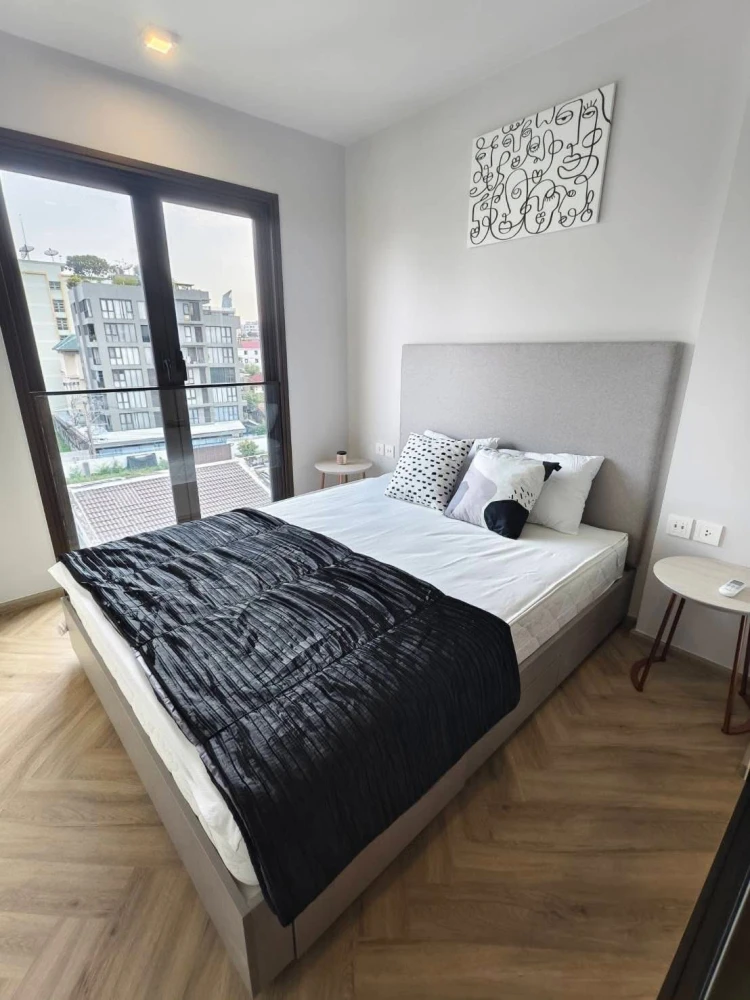 Chapter Thonglor 25 for rent, well-proportioned room, fully furnished, complete with electrical appliances, ready to move in.