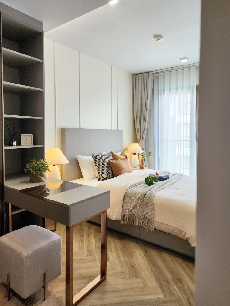 For rent: Chapter Thonglor 25, 2 Beds, 2 Baths, pool view, corner room, not attached to anyone's room, beautifully decorated, you can't miss out on bo