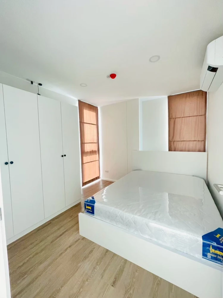 For rent: Chateau in town Major Ratchayothin, 2 bedrooms, plenty of usable space, good location, convenient transportation, don't miss it.