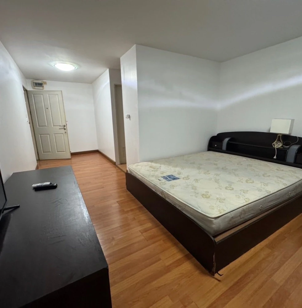 For rent: Chateau In Town Ratchada 13, studio room with plenty of usable space, comes with a large bed at a great price. With a good deal like this, w