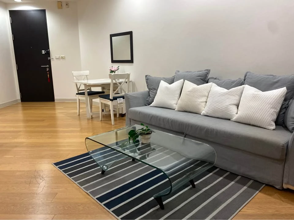 Chatrium Riverside for rent, very large room, very spacious, high floor, great breeze, must book.