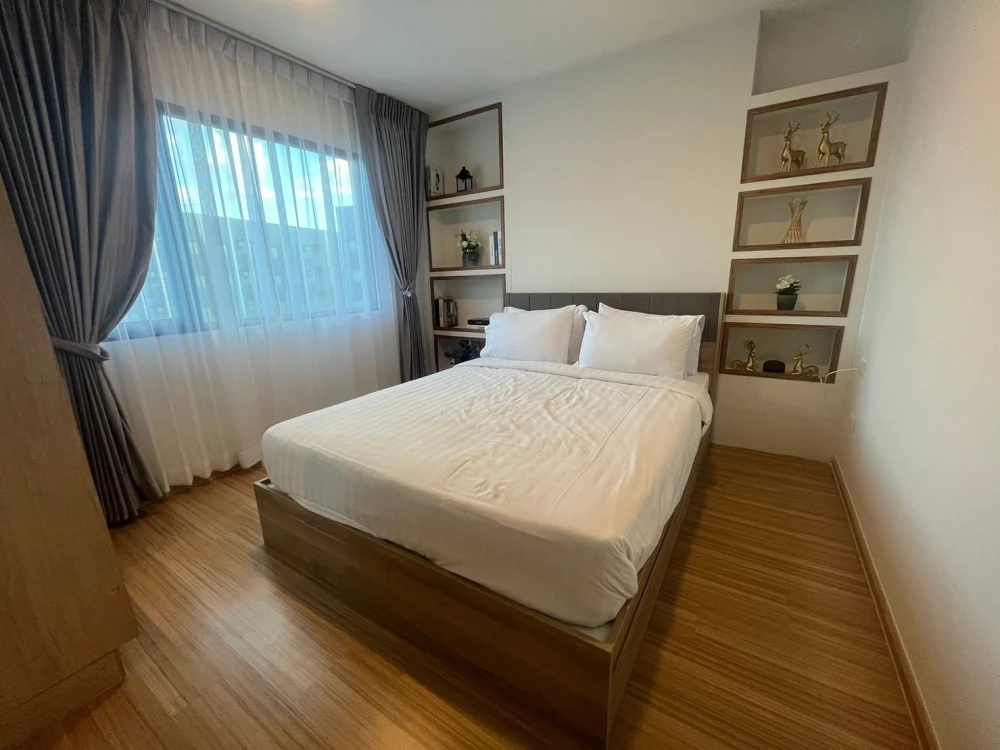 For rent: Chewathai Hallmark Ladprao-Chokchai 4, 2-bedroom corner unit, private, fully furnished and ready to move in.