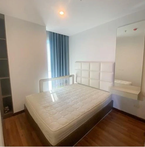 For rent: Chewathai Interchange, 2 bedrooms, spacious living area, fully furnished. Book now!