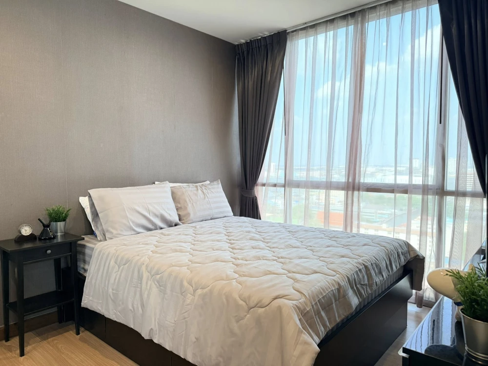 For rent: Chewathai Ramkhamhaeng. Spacious room with plenty of usable space. Fully furnished. Just bring your bags and move in!