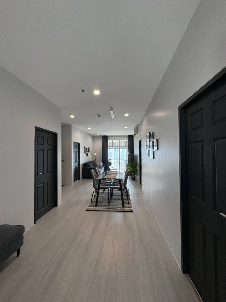 For rent: Chewathai Ratchaprarop. Spacious area with 280cm high ceilings and unobstructed panoramic city views. No buildings blocking the view. Don't