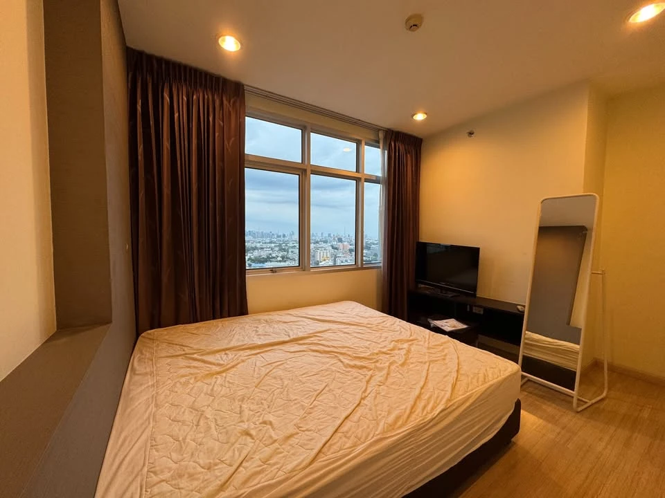 For rent: Chewathai Ratchaprarop, high floor unit, spacious and ready to move in. Just bring your belongings!