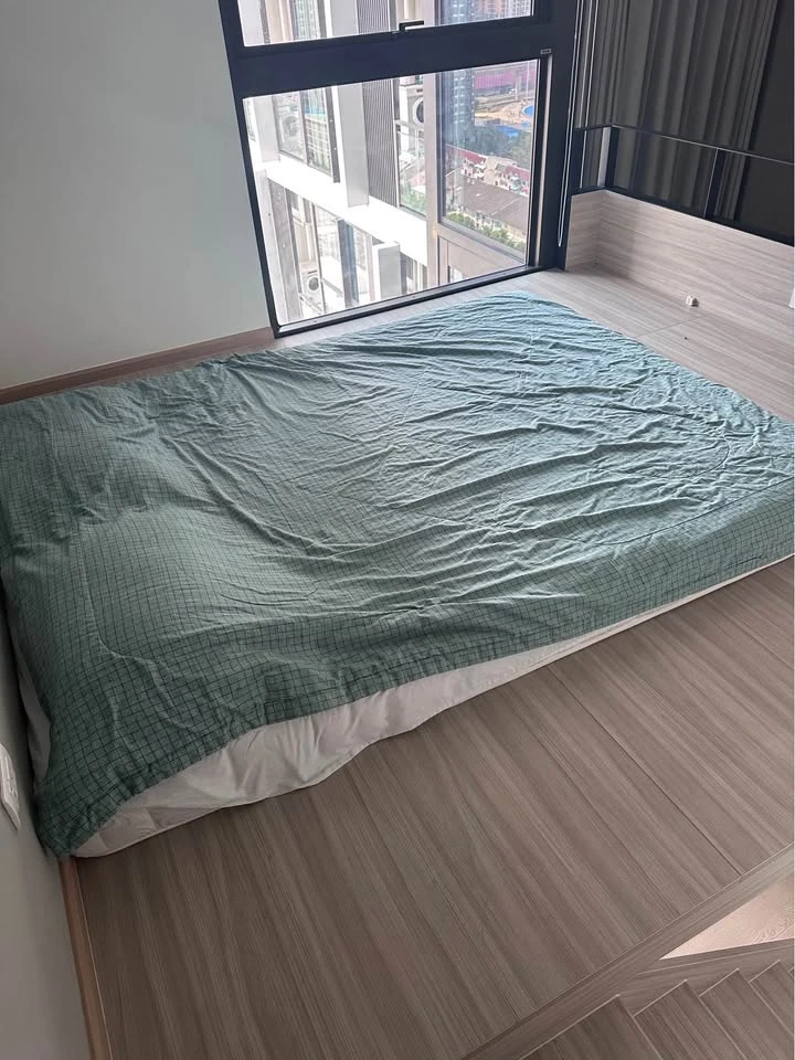 For rent: Chewathai Residence Asoke, a comfortable room with high ceilings and an open feel. Great location, fully furnished. Reserve now!