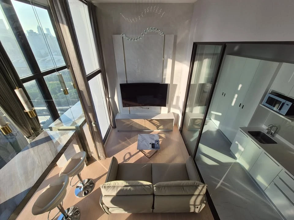 For rent: Chewathai Residence Asoke, luxurious loft unit with complete built-in furniture. You can't miss this opportunity!