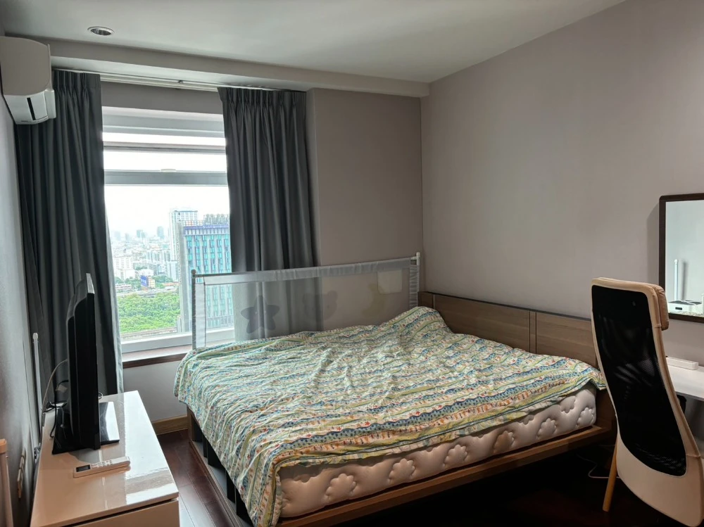 Circle Condominium for rent/sale, spacious room, lots of usable space, good location, beautiful city view from high floor, hurry and reserve now!