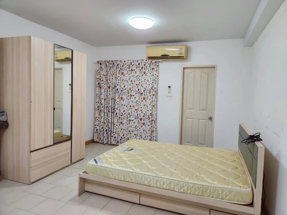 For rent: City Home Ratchada-Pinklao (Charansanitwong 95/1), room is not hot, windy, not facing anyone, price is friendly to your pocketbook, book fir