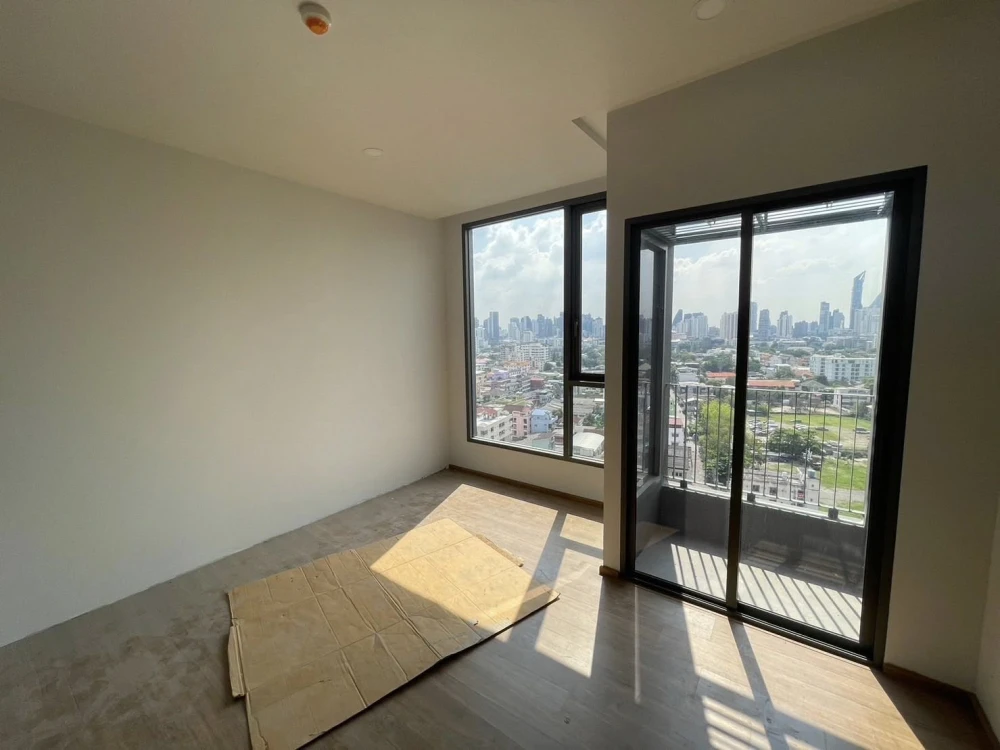 For rent: Cloud Thonglor-Petchaburi, 11th floor, room size 24 sq m., has bed, sofa, refrigerator, ready to move in.