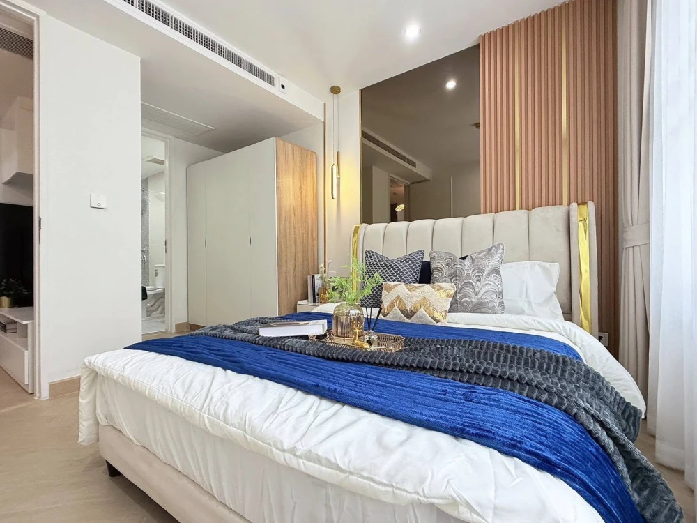 For rent: Collezio Sathorn-Pipat. Spacious, well-decorated room with complete furniture set. Don't miss out!