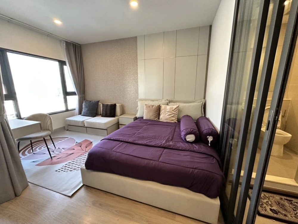 Condo Life Rama 4 Asoke for rent, ready to move in, complete with amenities, good price, reserve now before it's too late.