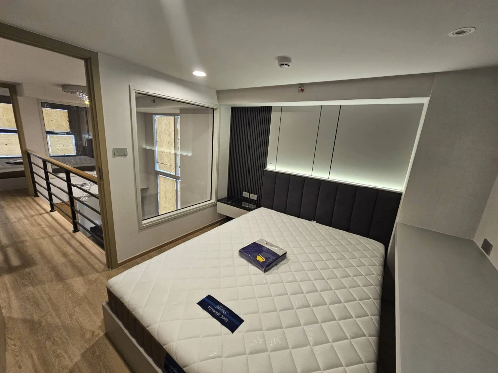 For rent: Culture Chula apartment. Fully furnished with built-in furniture and appliances. Enjoy a stunning view of Lumphini Park. Don't miss this opp