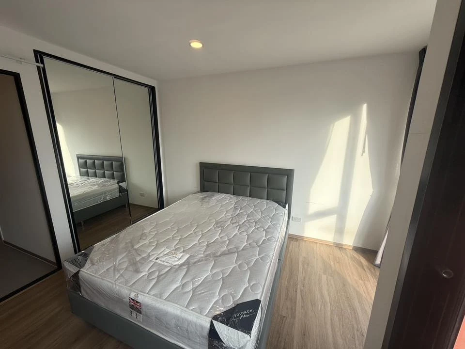 For rent: Cybiq Ratchada 32. Wallpaper and double-layered curtains already installed. Fully furnished with all appliances. Book now!