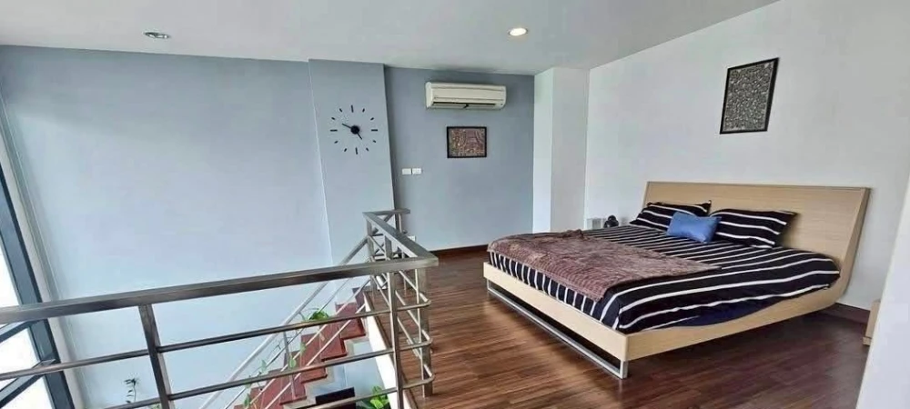 For rent/sale: D65 Condo – Duplex, high ceilings, spacious and comfortable. Top floor, quiet and private. Book now, don't wait!