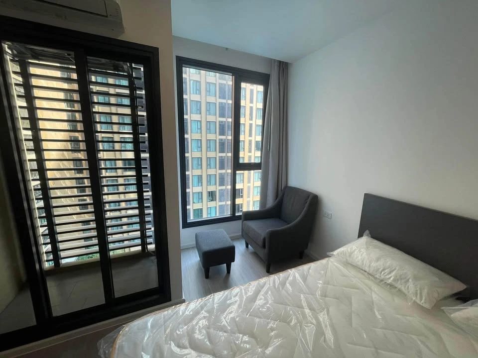 For rent: Denim Jatujak Studio room 23 sq m. Building C, 14th floor, view of the super chill swimming pool, complete electrical appliances, you can't