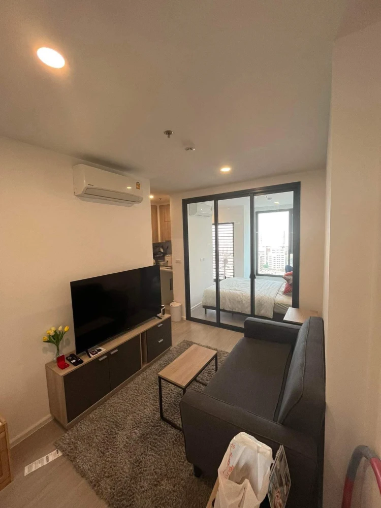 DENIM JATUJAK 1-bedroom apartment for rent, 28th floor, great location. Fully furnished with complete amenities. Don't miss out!