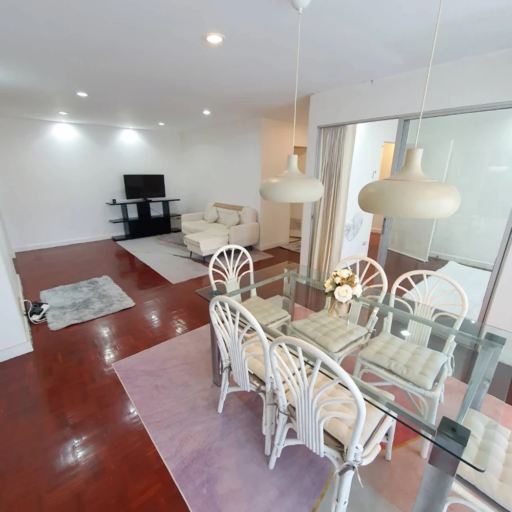 For rent: D.S. Tower 2 Sukhumvit 39, swimming pool view, beautiful city view, no condo blocking, big room like home, reserve now.