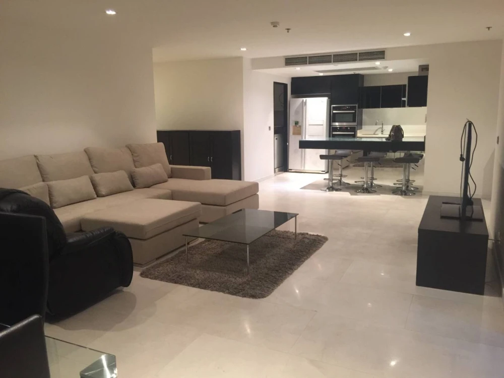 For rent: Eight Thonglor Residences, very high floor unit, each bedroom has its own private bathroom, open-plan living area. Reserve now!