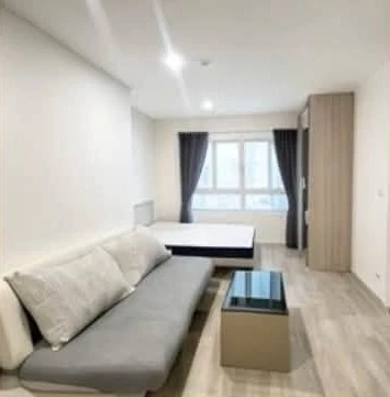 For Rent: Elio Sathorn-Wutthakat. Corner unit offering high privacy and open views of the city and the BTS line. Airy and breezy, with no buildings bl