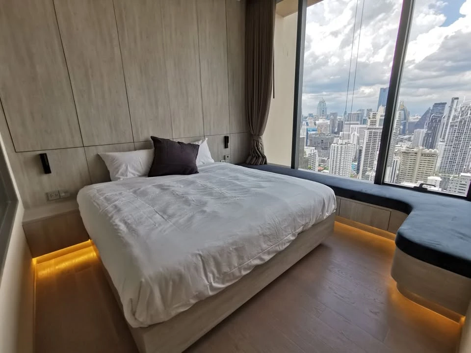 For rent: Esse Asoke, stunning view, unobstructed from the 35th floor, quiet corner room with specially designed built-in storage cabinets. Reserve no