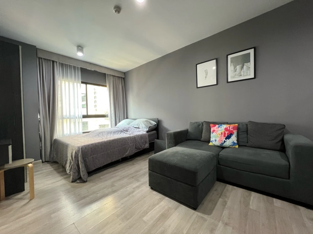 For rent: Estabe Phahonyothin 18, 7th floor, corner unit, fully furnished, very livable. Book now!
