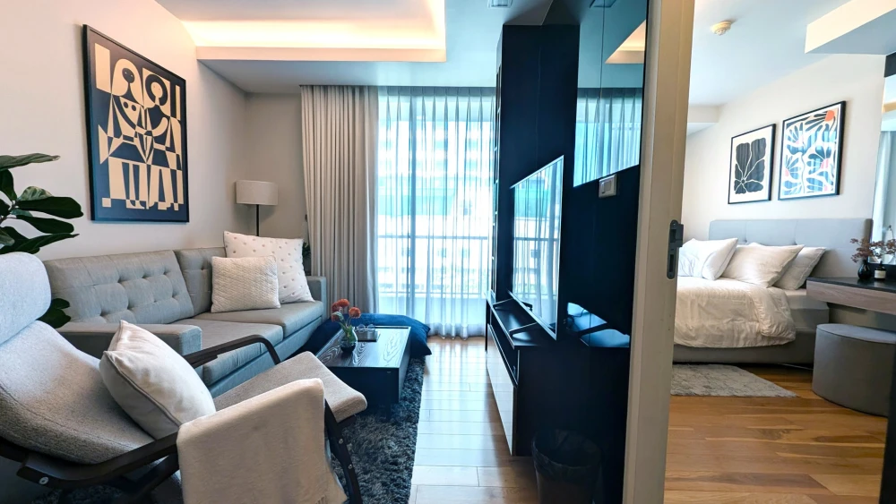For rent: Focus @ Ploenchit. Beautiful room, furnished with high-quality furniture. Book now!