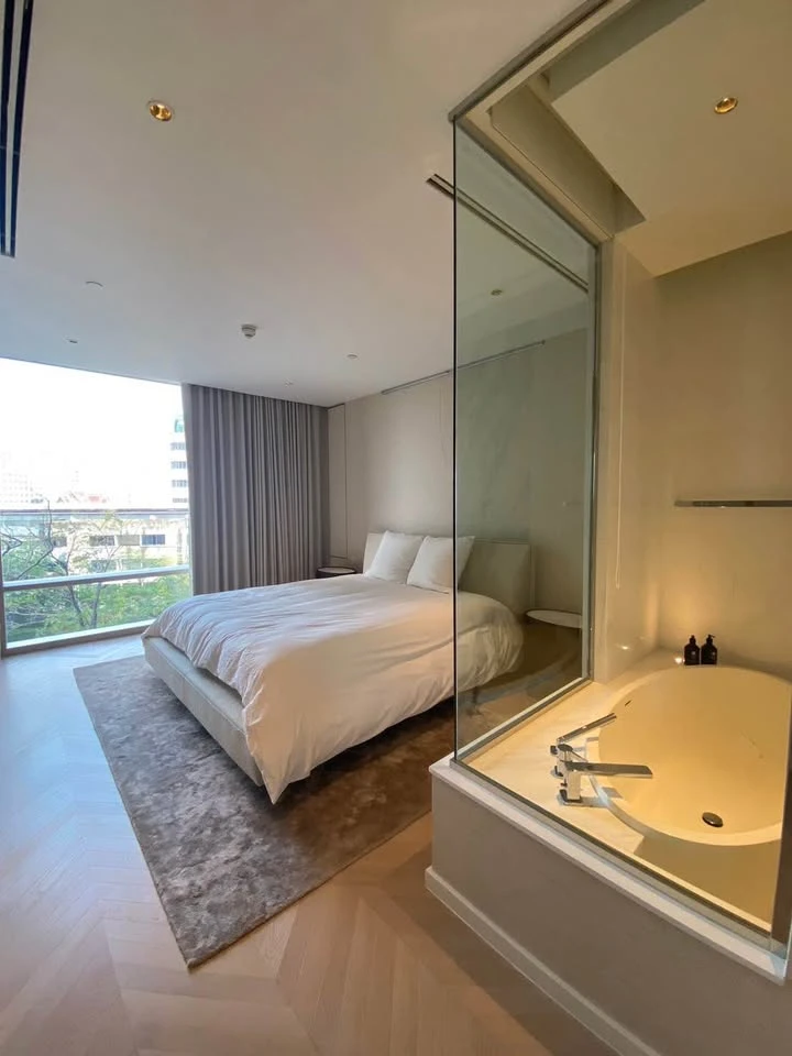 For rent: Four Seasons Private Residences, 2 bedrooms, spacious living area, fully furnished, beautiful unblocked view. Book now!