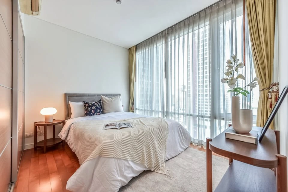For rent: Fullerton Sukhumvit, 2 bedrooms, 18th floor, unobstructed city view. Beautiful and comfortable. Book now, don't miss out!