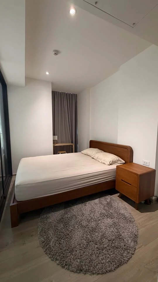 For rent: FYNN Asoke, a resort-style condo in the heart of Asoke. Quiet room with a beautiful, lush garden view.