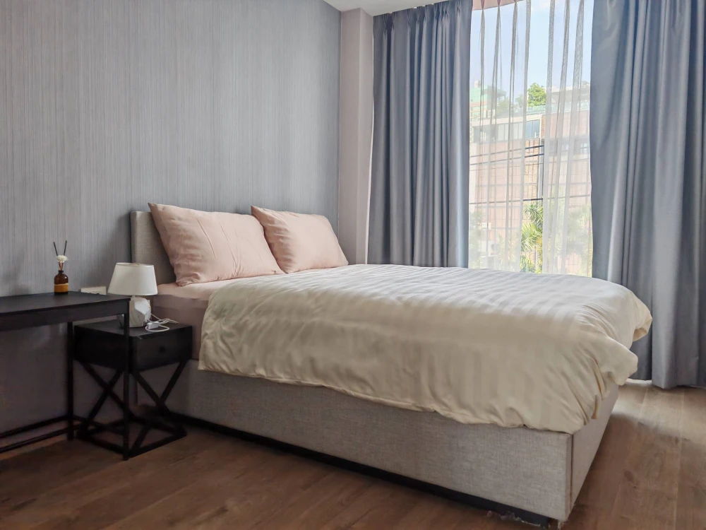 For rent: FYNN Asoke, a lovely room with complete furniture and appliances, including a high-quality built-in wardrobe. Book now!
