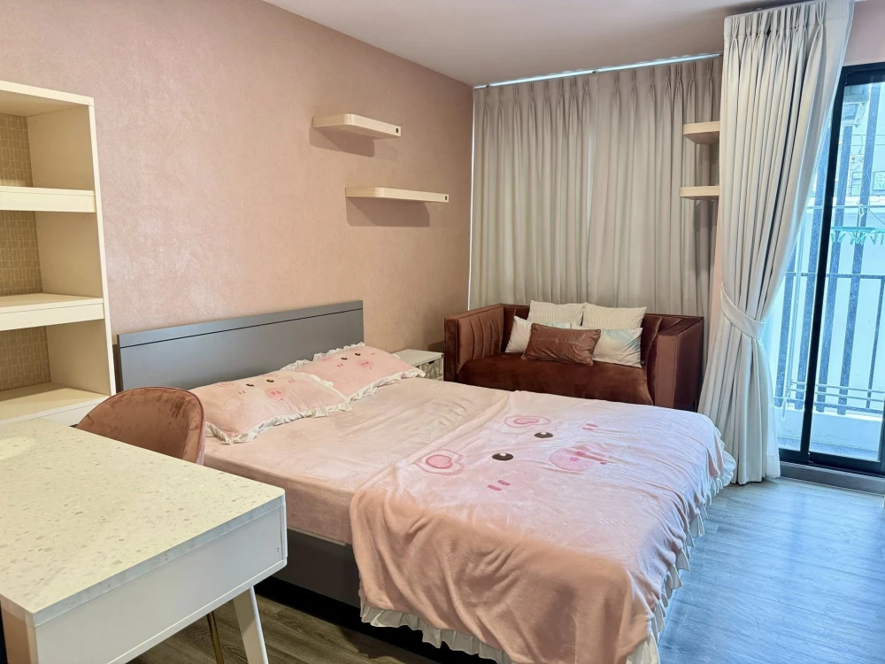 For rent: Galileo Ratchada 32, a lovely room with beautiful wallpaper. Don't miss out on this great deal.