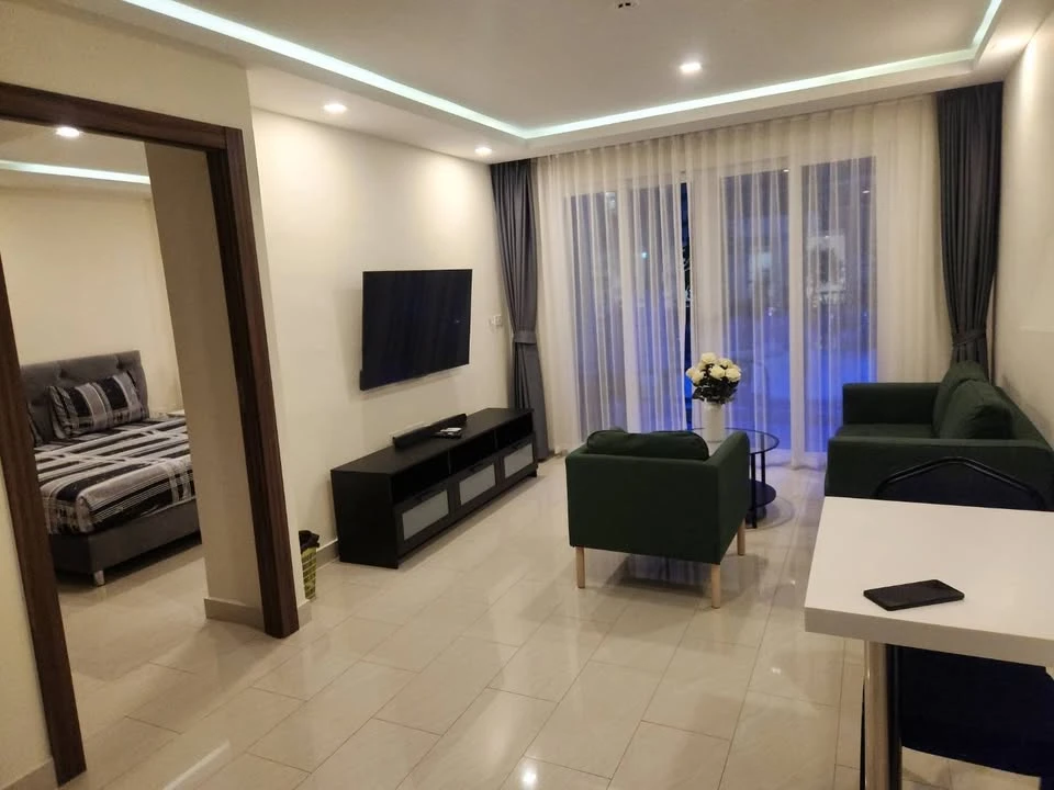 For rent: Grand Avenue Residence (Central Pattaya), room on the 1st floor with direct access to the swimming pool, very spacious area, interested in b