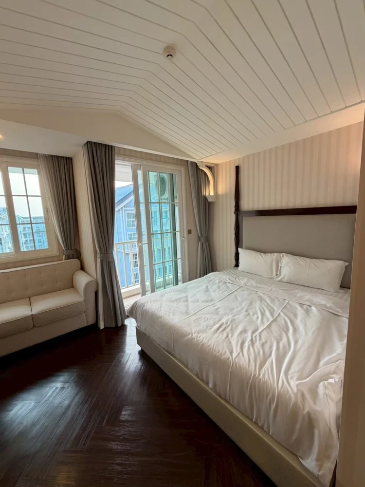 Grand Florida Beachfront Condo Resort, Pattaya for rent. Fully furnished with appliances including a microwave and all kitchenware. Book now!