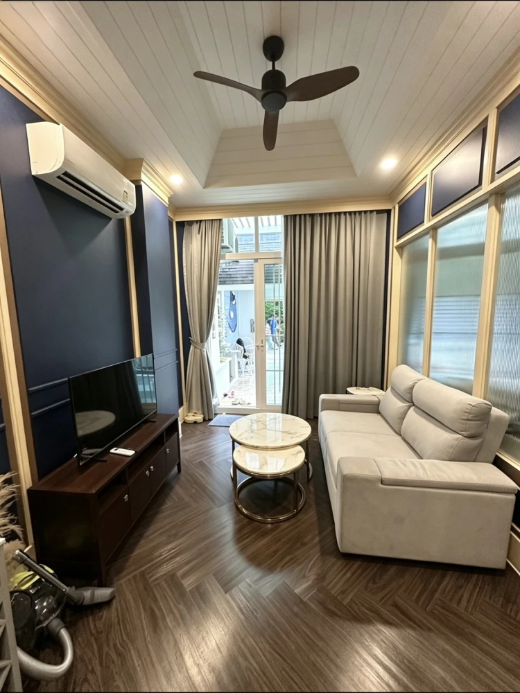 Grand Florida Beachfront Condo Resort Pattaya for rent. Spacious and comfortable unit, decorated in a soothing blue tone. Book now!+++
