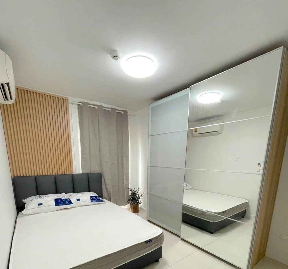 Groovy Sriracha corner room for rent, private, beautifully decorated, tone-on-tone, fully furnished, swimming pool view, reserve now!
