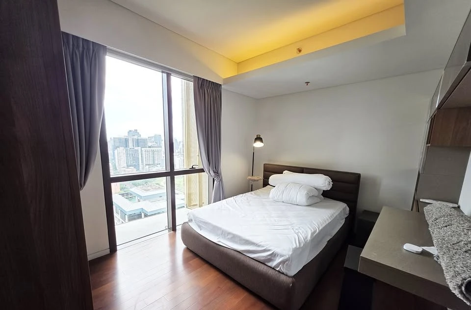 For rent: Hansar Rajdamri. Spacious room with ample living space, fully furnished, and with a private elevator. Book now!