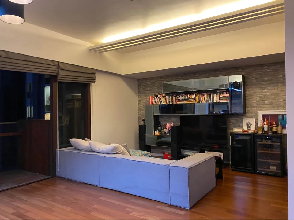 For rent: Hansar Rajdamri, large living room with balcony overlooking the back garden, private elevator. Don't miss out!