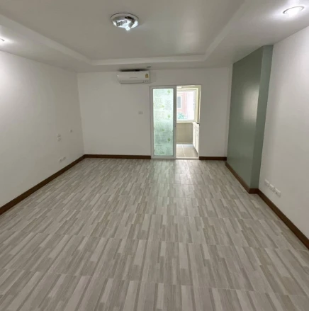 Happy Condo Ratchada 18 for rent. Empty, unfurnished unit. Book now! Don't miss out!