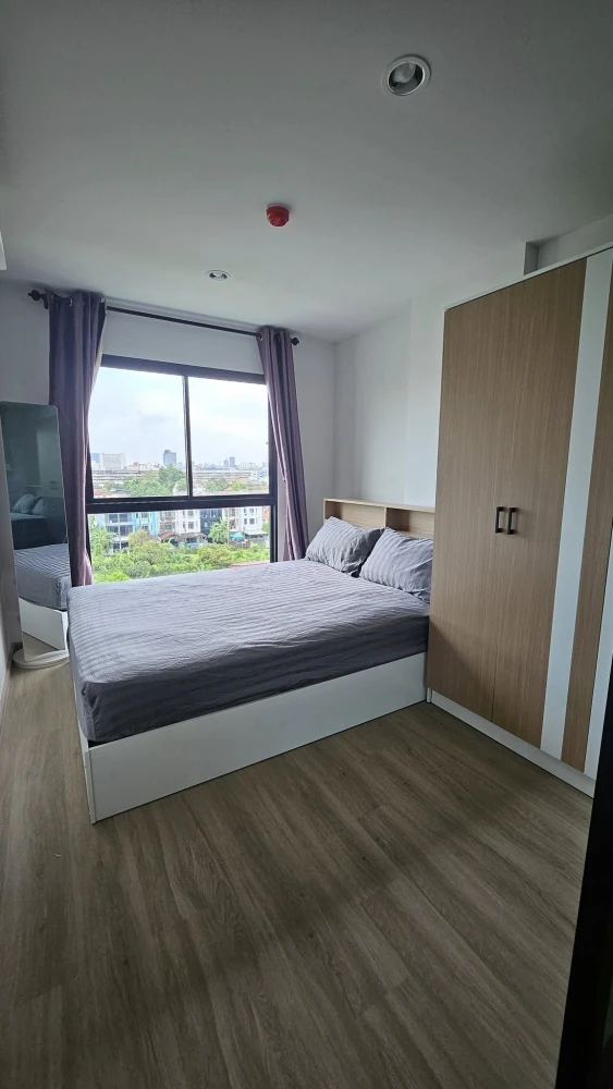 For rent: Hi Rise Ratchayothin Station, a comfortable room with complete furniture and appliances, with a view of the pool. Don't miss it.