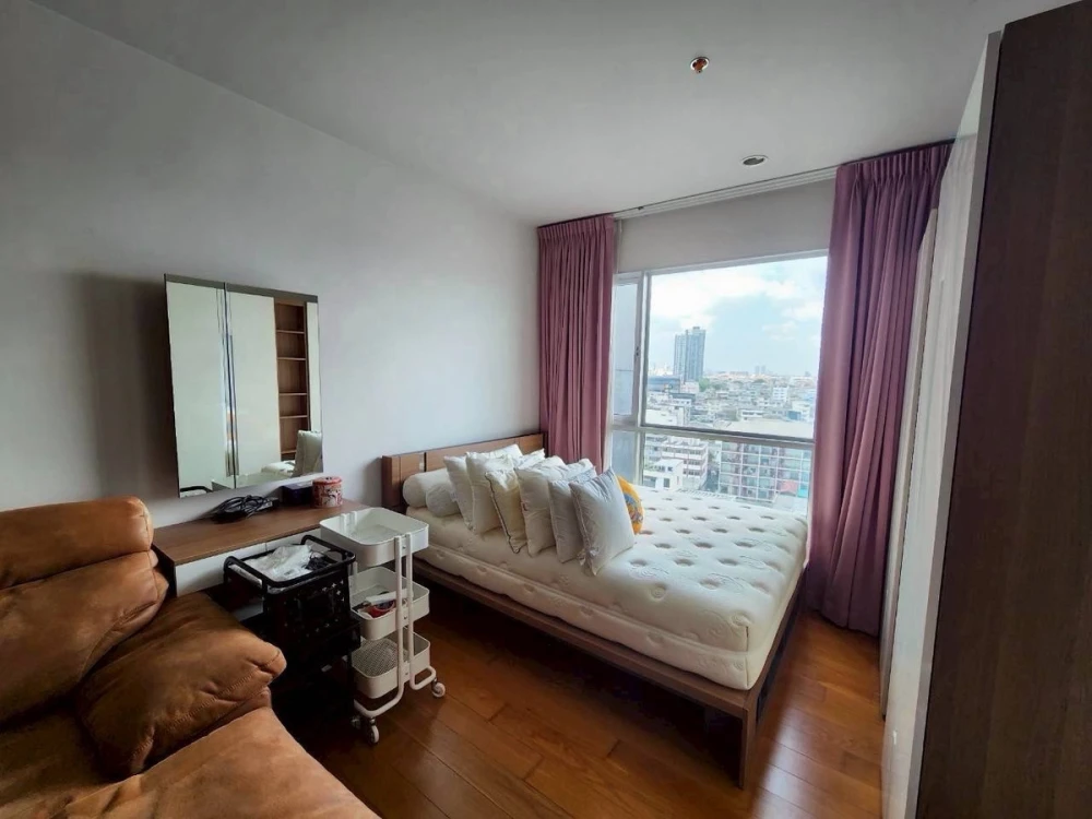 Hive Taksin condo for rent. Nice and fully furnished. Book now, don't wait!