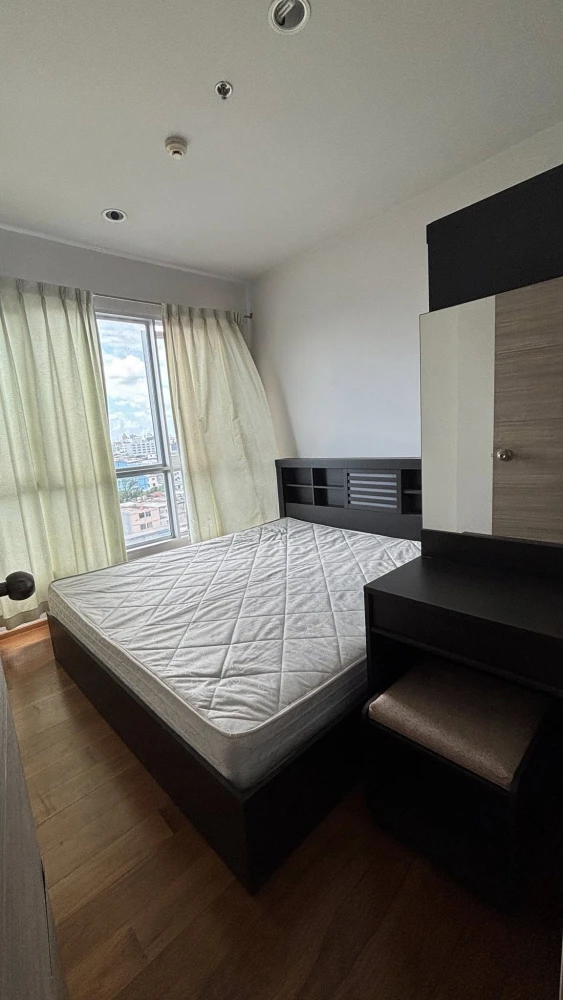 For rent: HIVE Taksin, corner unit, 11th floor, city view and ICONSIAM view. Bright, airy, and private.