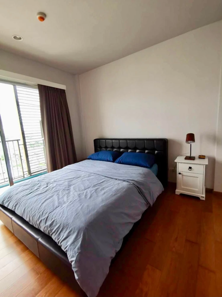 For rent: Hive Taksin, a huge and luxurious 3-bedroom, 2-bathroom unit on a very high floor with stunning views. Booking is required.