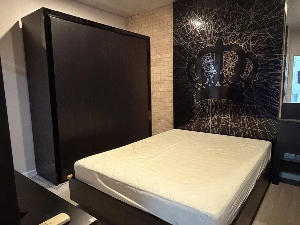 For rent: Hive Taksin, 2 bedrooms, spacious living area, high-quality built-in furniture. Don't miss out!