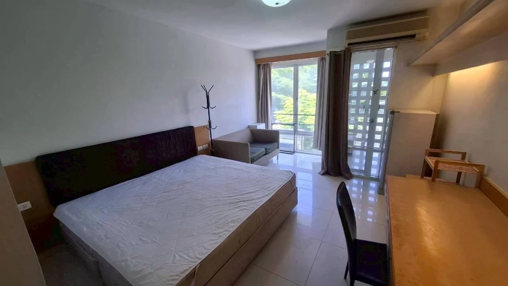 For rent: I House Rama9–Eakamai, studio room, fully furnished with appliances. Just bring your bags and move in!